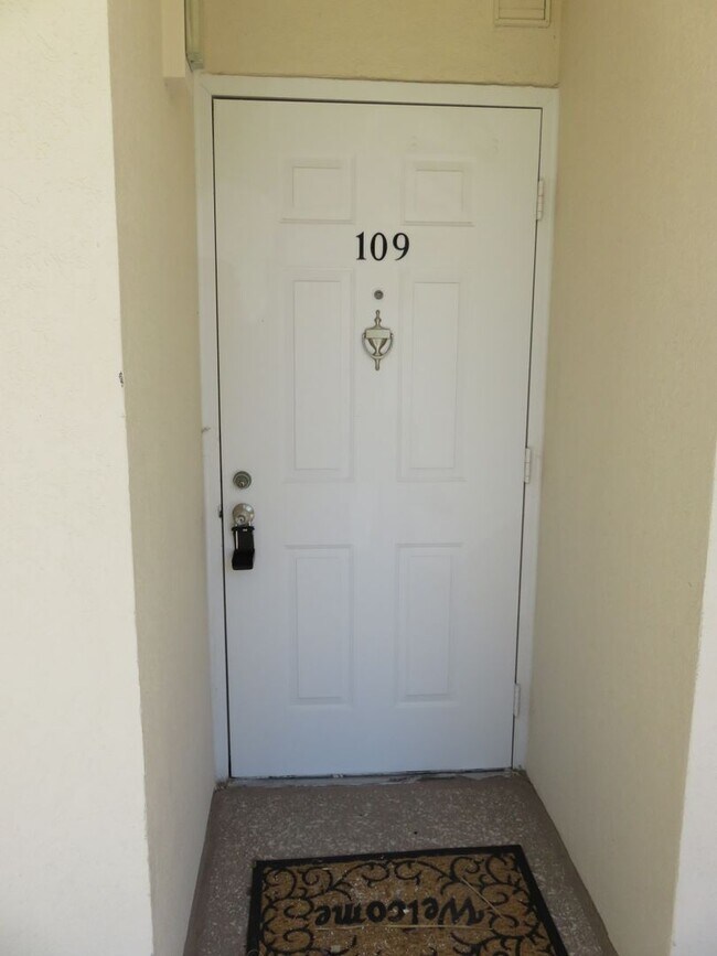 Building Photo - Turnkey 2/2 in a resort community golf and...