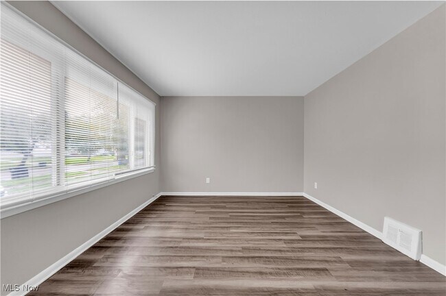 Building Photo - 15001 Lotus Dr