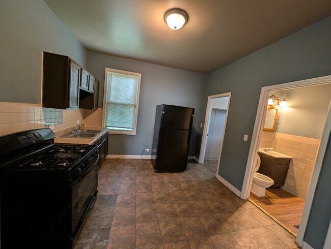 Foto del edificio - Spacious 1BR/1BA with Off-Street Parking – $1,000/Month