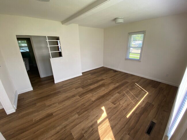 Living room - 2920 E Ave