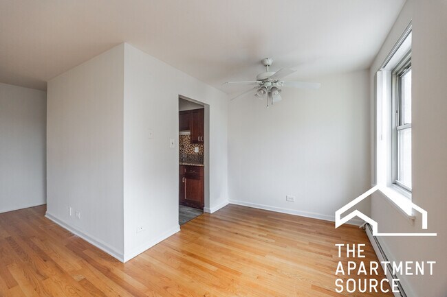 Foto del edificio - 3710 N Pine Grove Ave