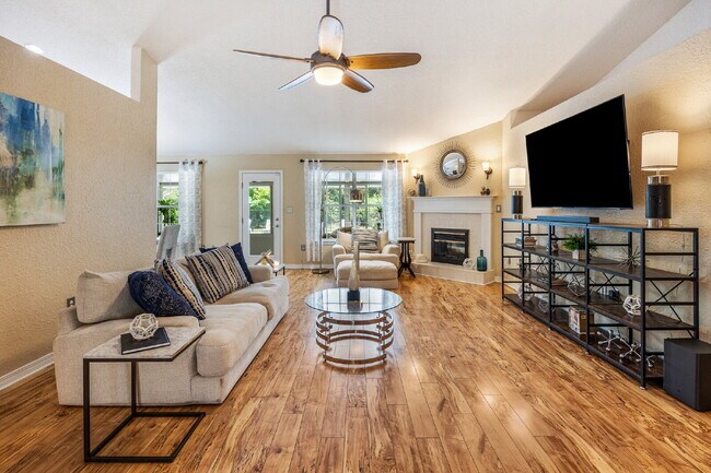 Foto del edificio - "Coastal Elegance Awaits: Spacious 4-Bed Oasis with $400.00 Off First Full Months Rent!"