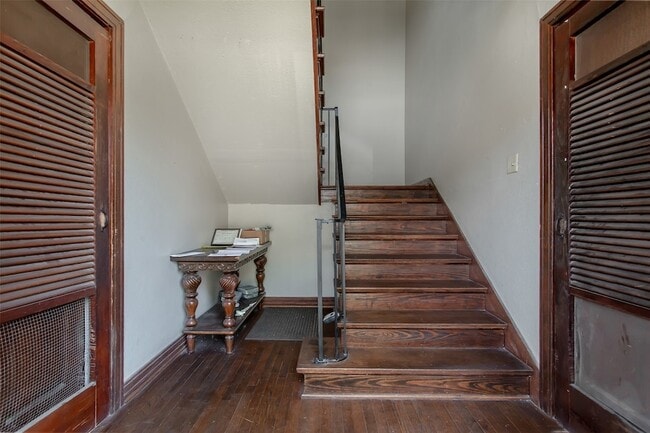 Building Photo - 5918 La Vista Dr