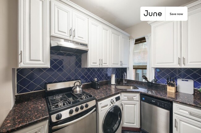 Building Photo - 225 W 109th St