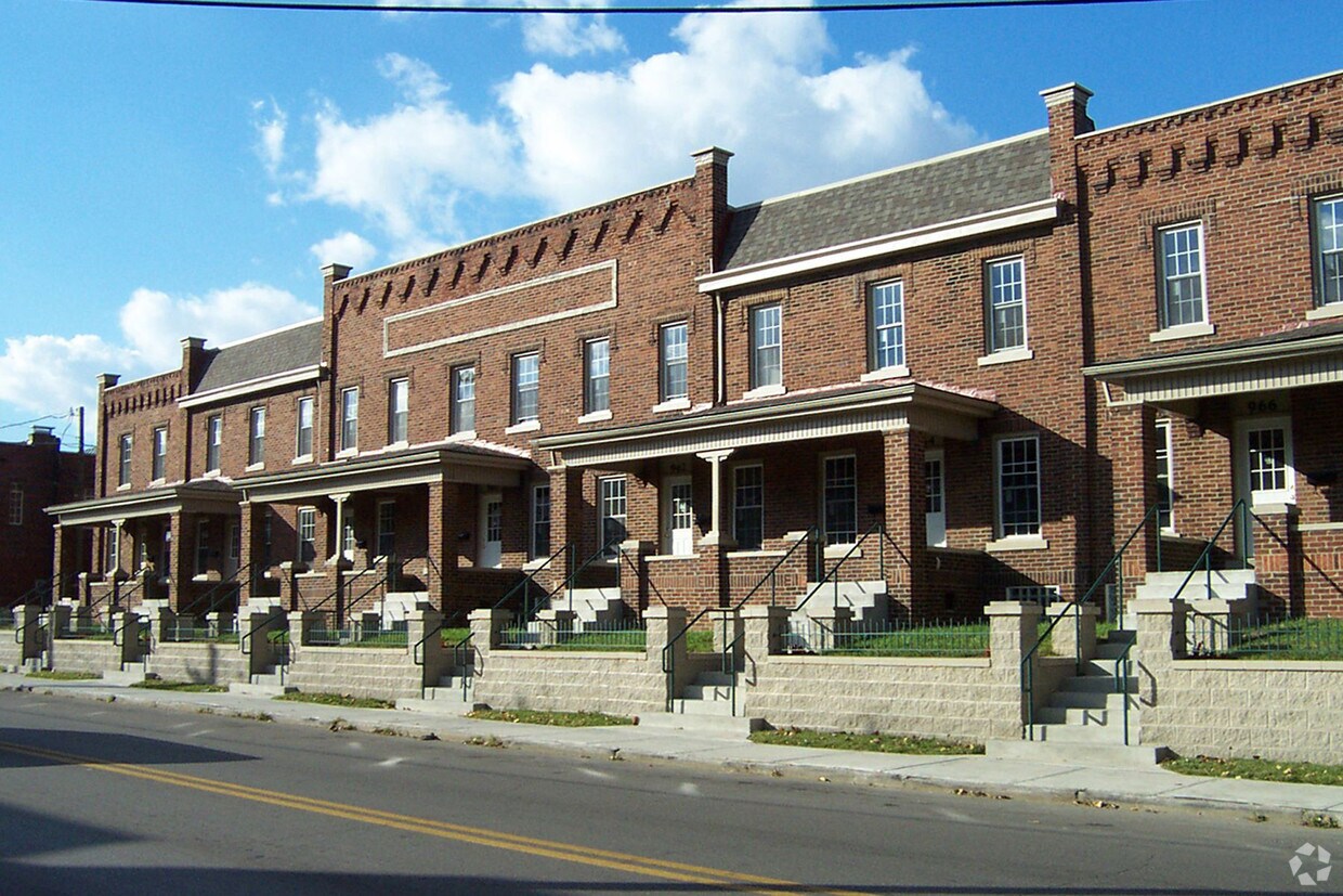 Primary Photo - 954-966 Whittier St