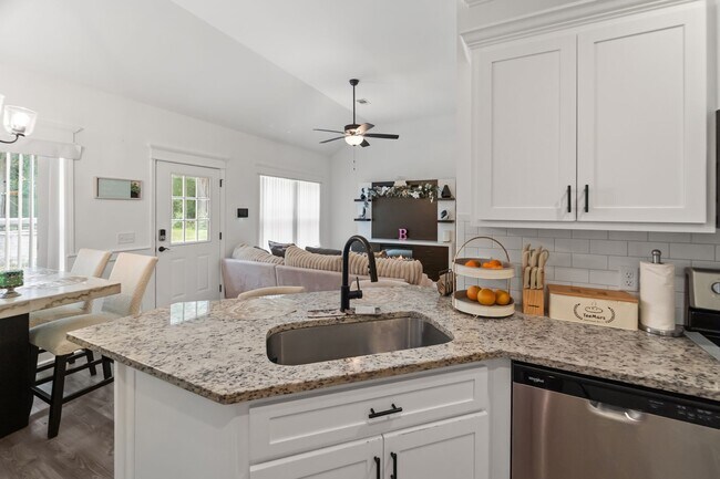 Foto del edificio - Comfort & Style Meet in This Beautiful 4 Bedroom Midway Home