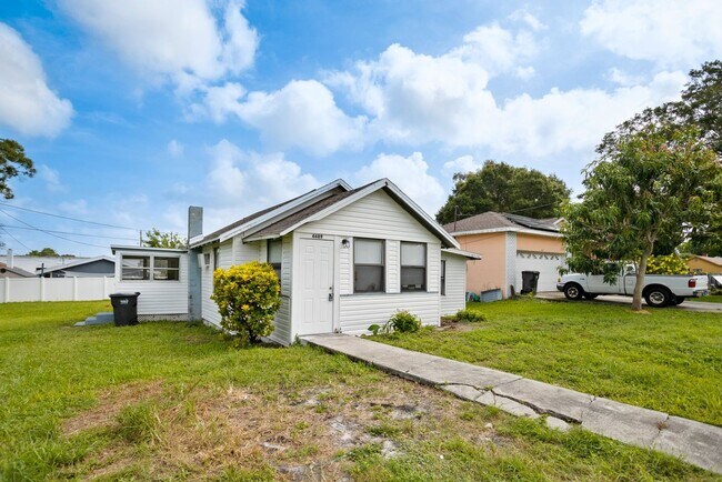 Foto del edificio - Won't Last! Apply NOW!  App fee REDUCED $25 ASAP $1795 3br/1bath CUTE House w/ HUGE YARD ** FREE ...