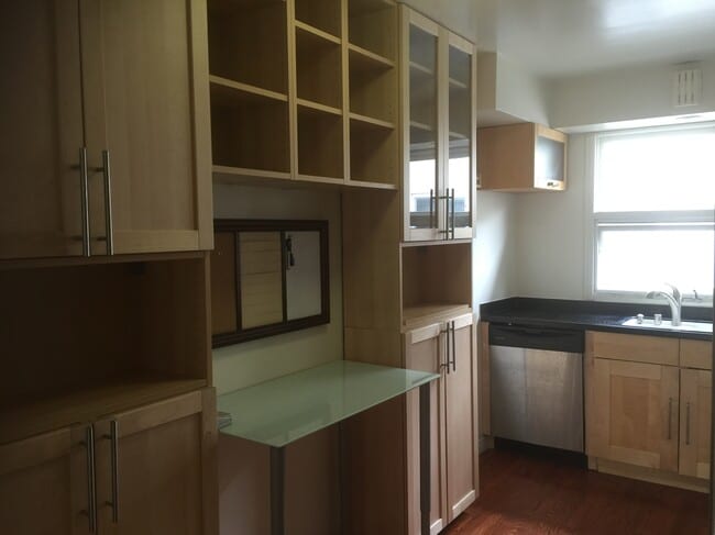 Building Photo - 933 E 1st St