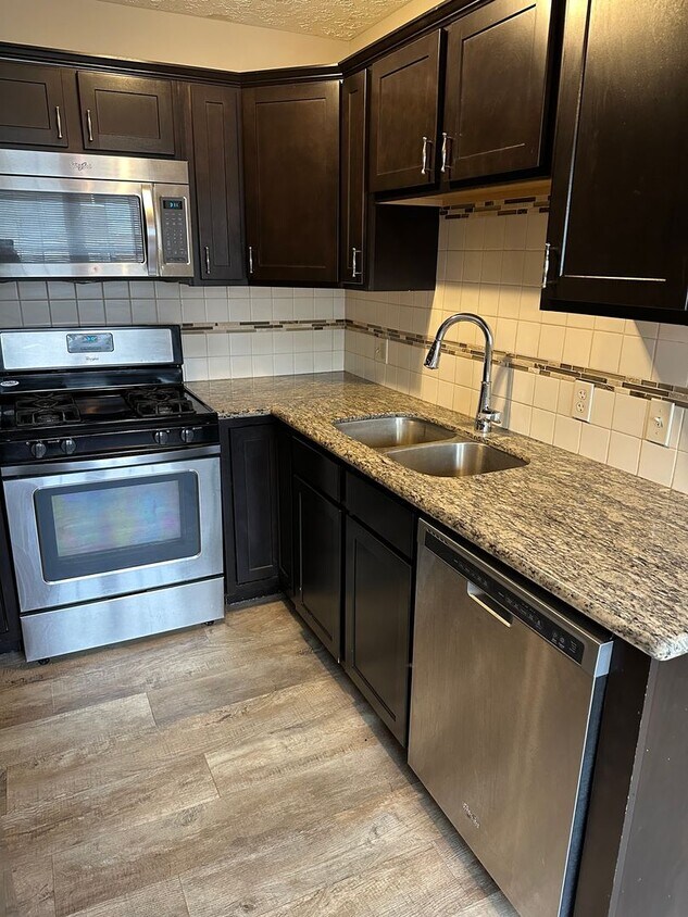 Foto principal - Updated 3 Bed 1.5 Bath Townhome with basem...