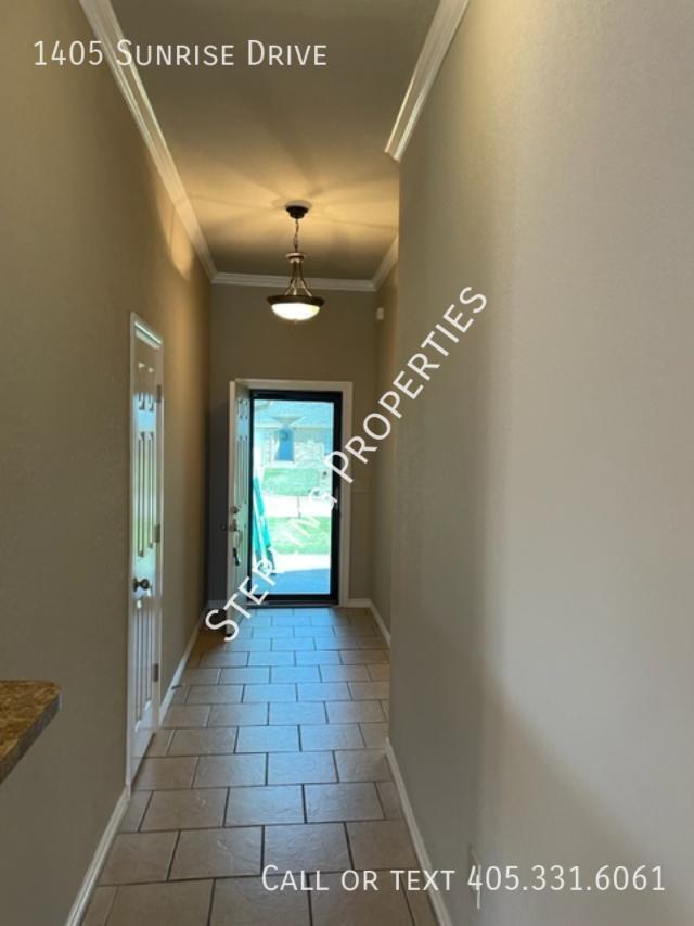 Building Photo - 1405 Sunrise Dr