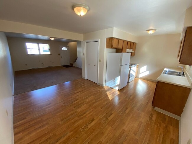 Building Photo - 124 Karen Way