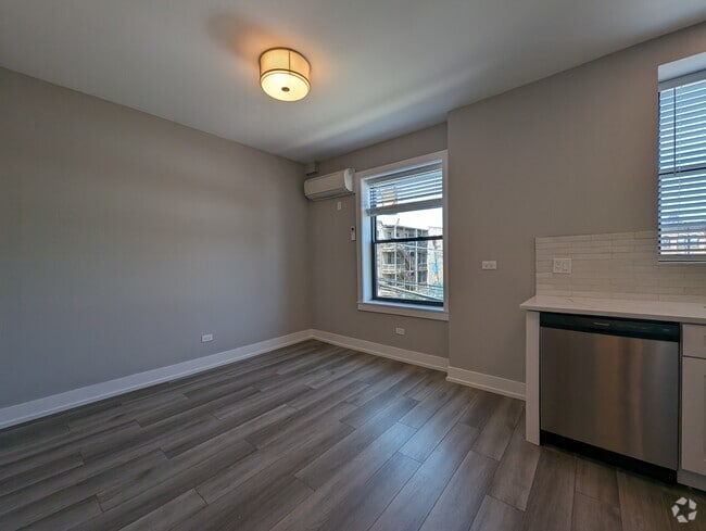 Building Photo - 3935 N Janssen Ave