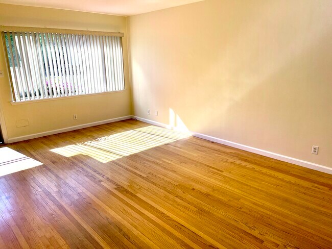 Hardwood Flooring - 1822 Sherer Ln