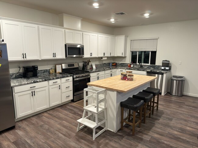 Building Photo - Beautiful 4 bedroom 2 Bath home in Plumas ...