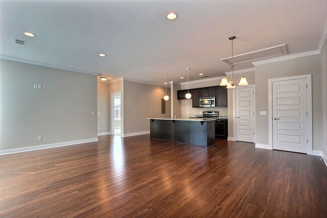 Building Photo - Bright & Stylish 3BR Flat in the Historic District — Gated Parking