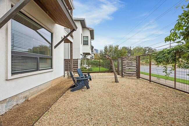 Building Photo - 1011 E 12th St