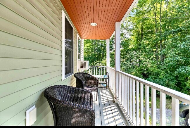 Front Porch - 145 Lincoln St
