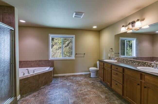 Foto del edificio - Newer Happy Valley Home – Easy Walk to WWU & Minutes from Downtown Bellingham