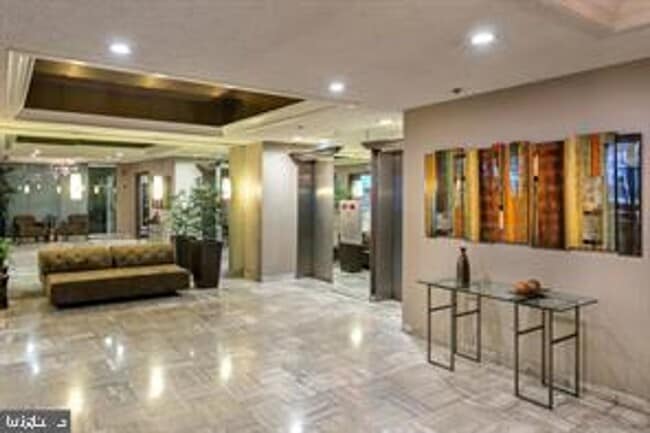 Building Photo - Bi-Level Penthouse with 3 Balconies & Delaware River Views | 3 Bed, 3 Bath | Society Hill