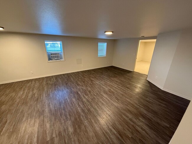 Building Photo - Newly remodeled Large 3 Bedroom Apartment ...