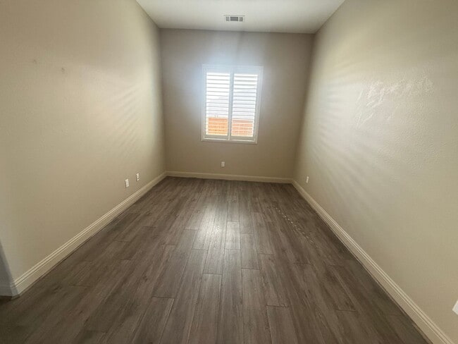 Building Photo - 955 Romneya Ln