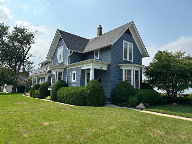 Building Photo - 206 Oak St