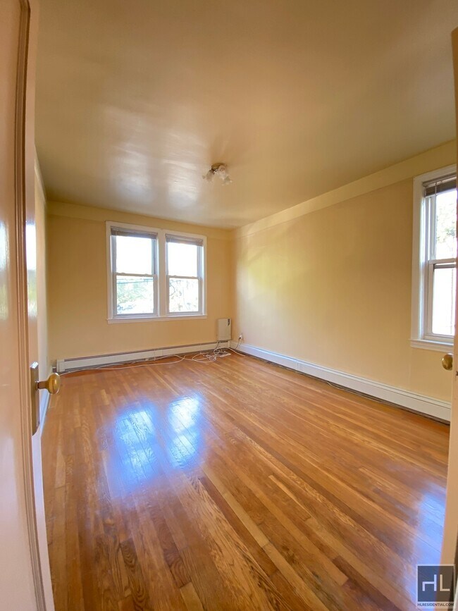 Foto del edificio - 2 bedroom Clean quiet charming 208 STREET ...