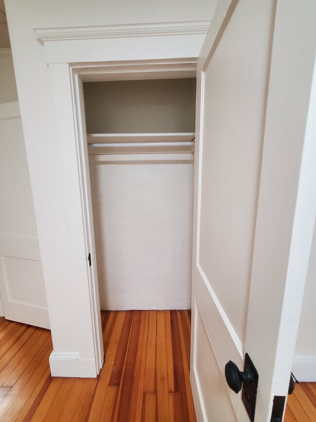 Building Photo - 25 Oak St