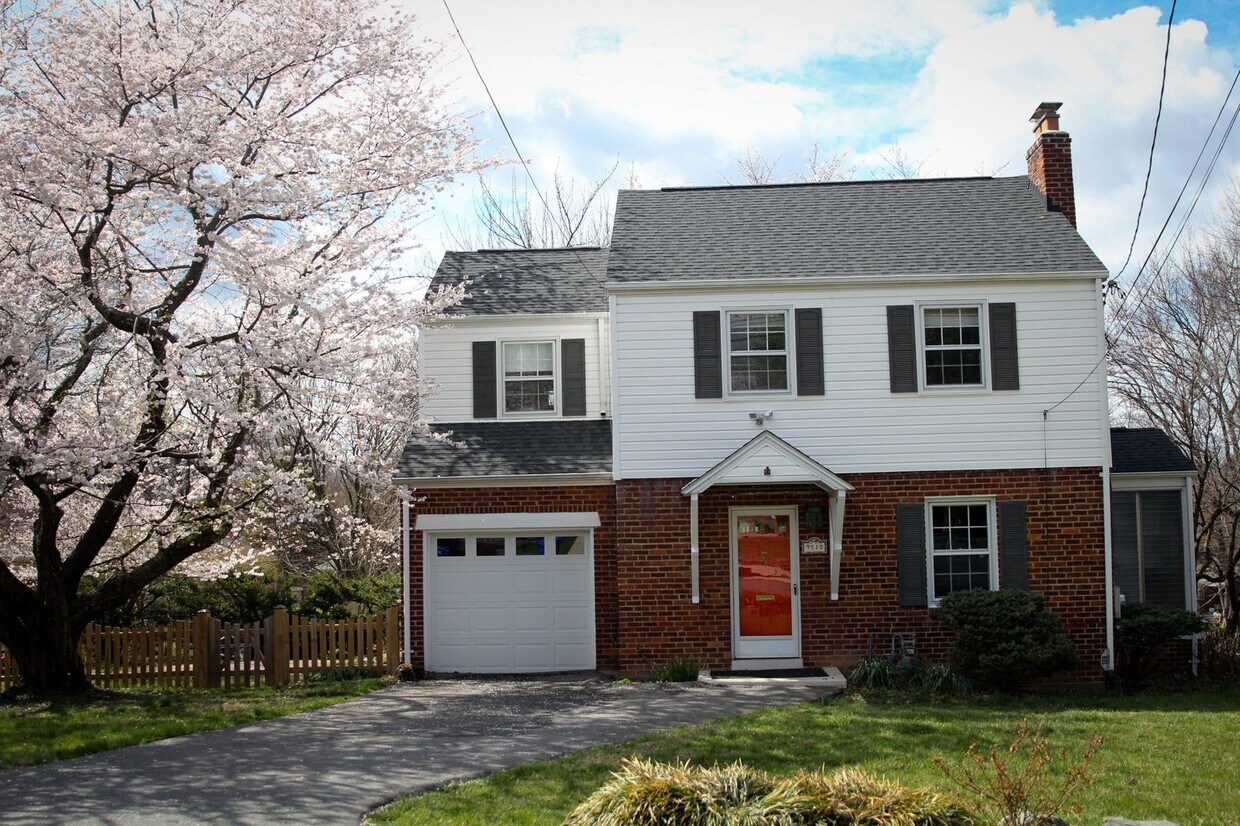 Charming 3BR Colonial with Fully Fenced Yard, Available Now - Charming 3BR Colonial with Fully Fenced Yard, Available Now