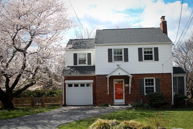 Charming 3BR Colonial with Fully Fenced Yard, Available Now - Charming 3BR Colonial with Fully Fenced Yard, Available Now House