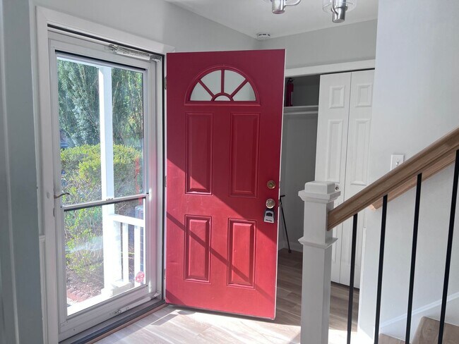 Building Photo - Renovated 3 Bed | 2.5 Bath Townhouse in No...