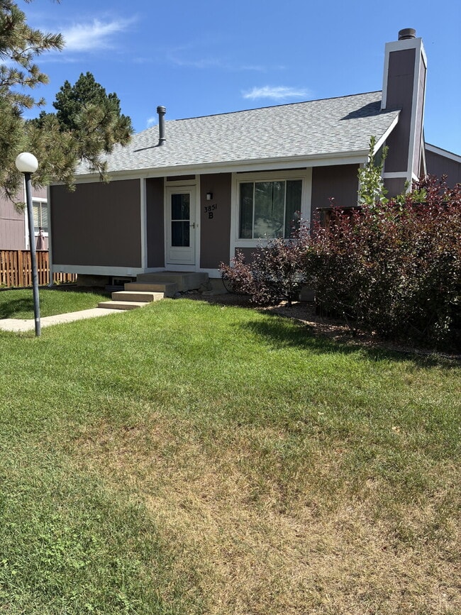 Building Photo - Beautiful Townhome - 4 Bedrooms 3 Bathroom with 2 Additional Bonus Rooms!