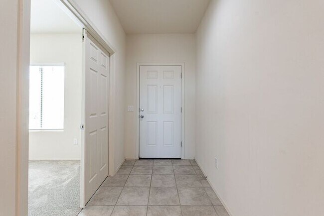 Foto del edificio - Pending/ Rented - Discover the perfect blend of comfort and style in Gladden Farms