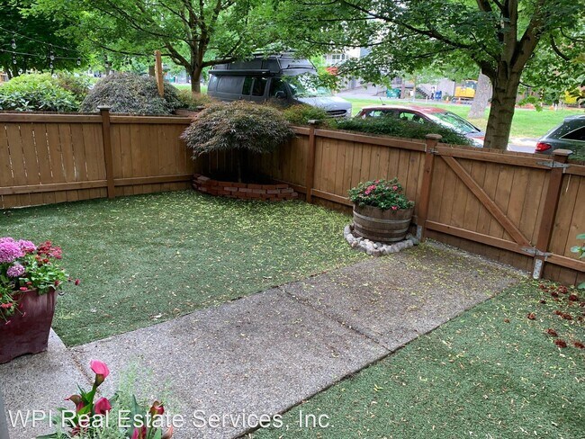 Building Photo - 3 br, 2.5 bath House - 443 NE Ravenna Blvd...
