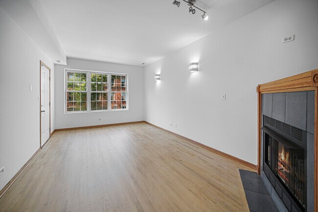 Building Photo - 1033 N Mozart St