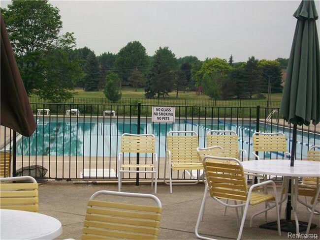 Foto del edificio - 5125 Buckingham Pl Dr