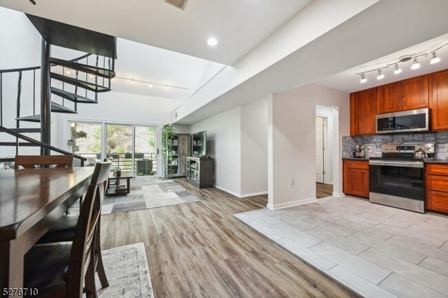 Building Photo - 41 Mt Kemble Ave