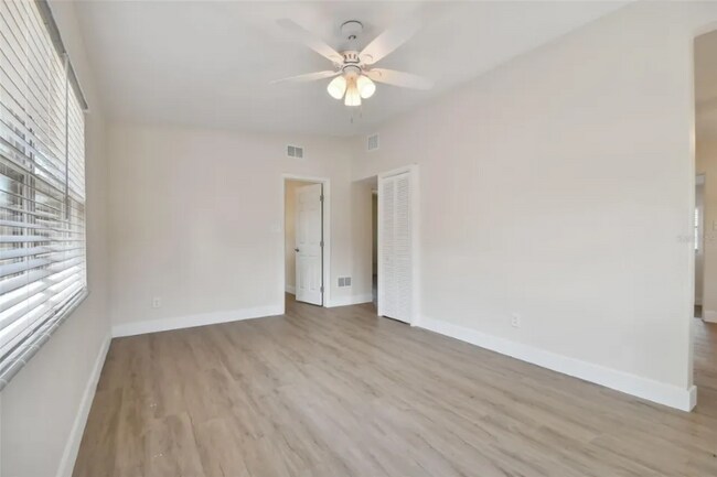 Building Photo - 5136 13th Ave S