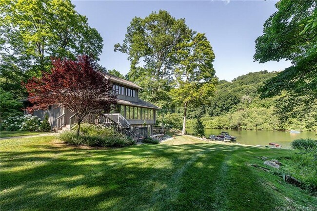 Foto del edificio - 8 Cedar Point Dr