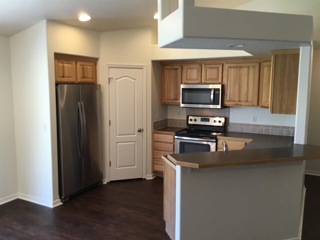 Building Photo - 410 S Saddlerock Ave