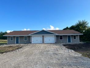 Building Photo - 118 W Cedar Ln