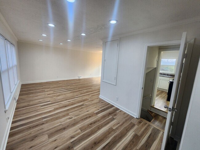 Foto del edificio - Newly updated 3 bedroom 1.5 bath home for rent with partial finished basement with additional bed...