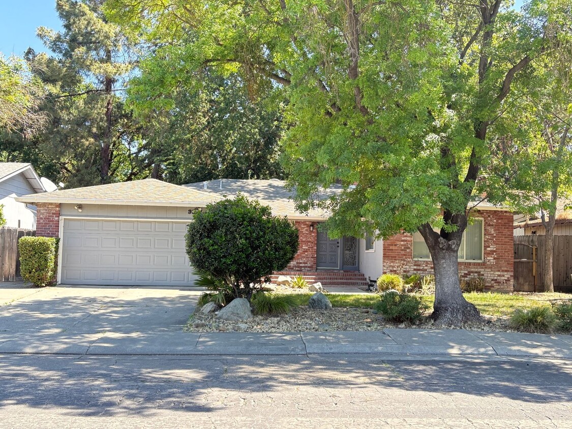 Foto principal - Beautiful 3 Bed, 2 Bath Home in a Desirabl...