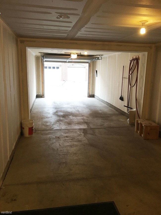 Building Photo - 119 W Oakbrook Dr