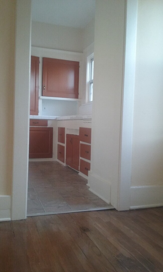 KITCHEN - 5242 De Longpre Ave
