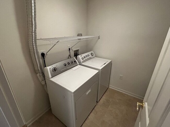 Building Photo - Clean Condo, Fantastic Location!