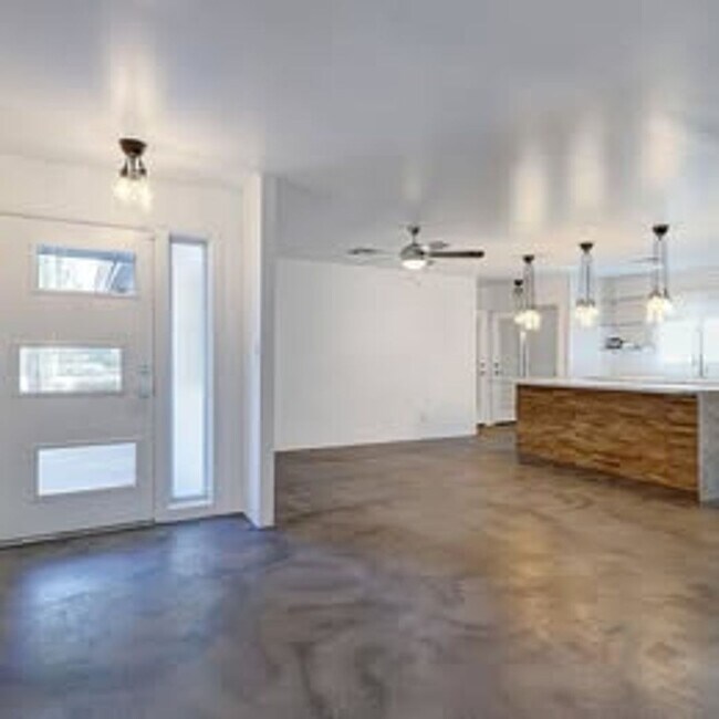 Building Photo - Great Opportunity, Great Location!   4Bed/...