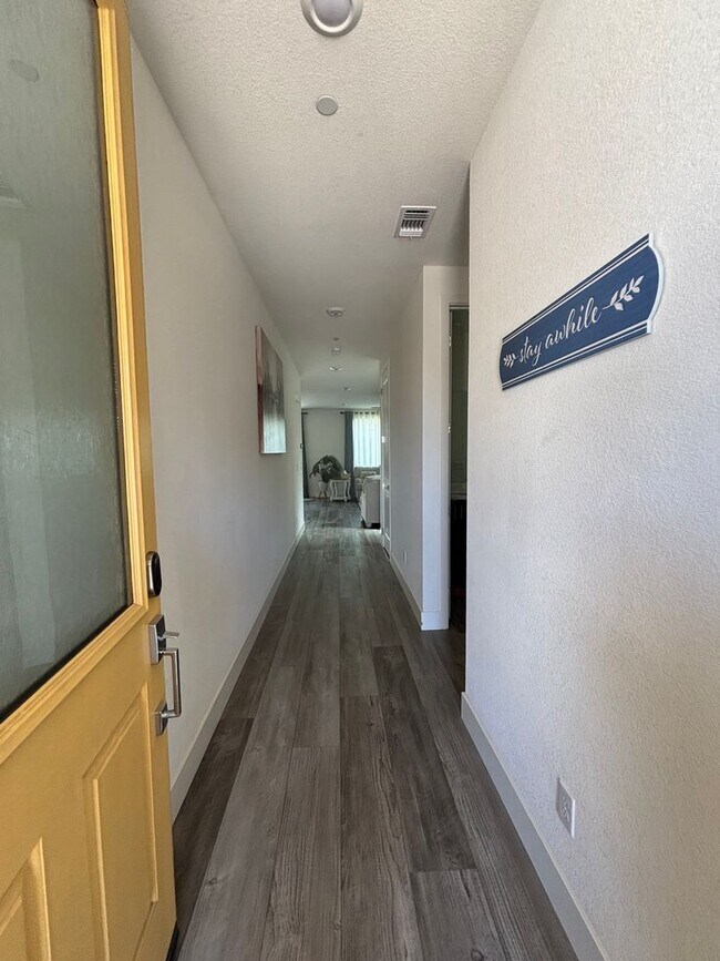 Foto del edificio - 5854 Maroon Pl