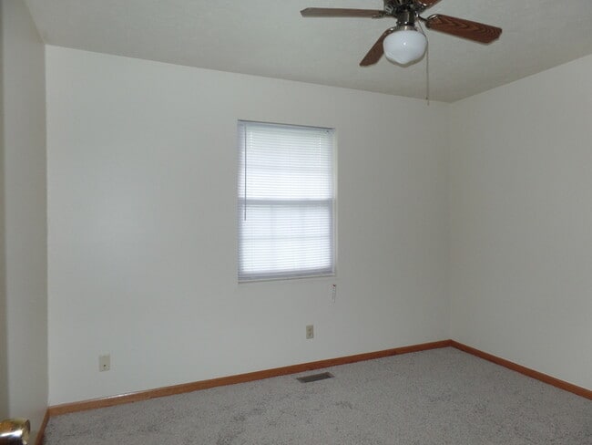 Building Photo - 3 Bedroom Duplex - Pets Welcome!*