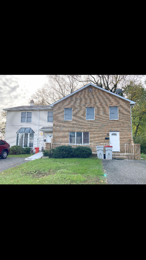 Half Duplex. 3BR - 1465 S Maple Dr